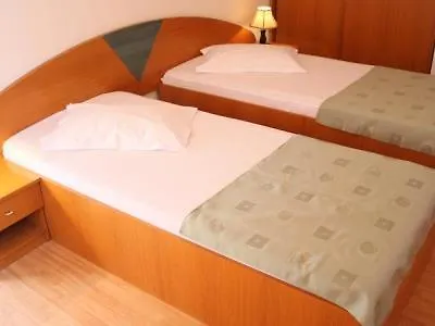 Sir Lujerului ブカレスト